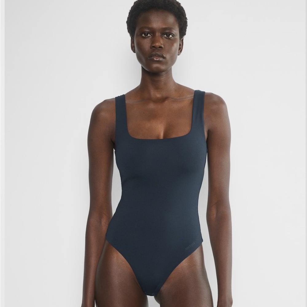 Aritzia Contour Squareneck Bodysuit
Second-skin squareneck sleeveless
